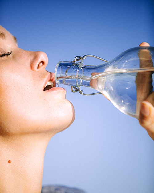 bere acqua